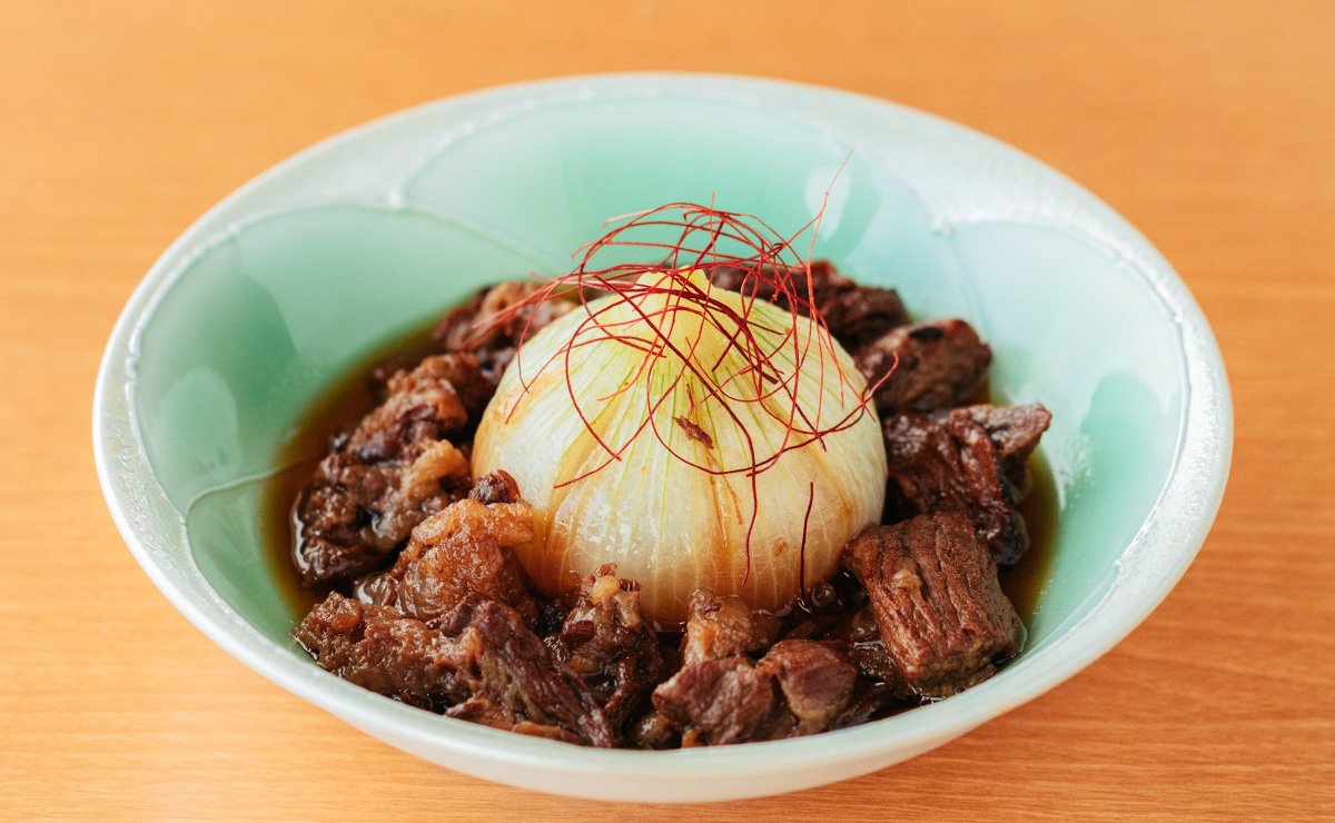 新玉ねぎと淡路牛すじ煮こみ